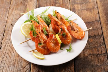 Bitki ve baharatlı kızarmış karides.