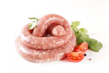 Beyaz arka planda soyutlanmış çiğ et, sosis ve bitki
