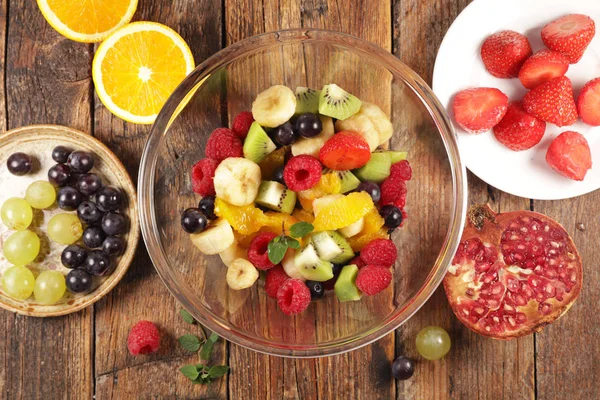 Salada Frutas Frescas Com Laranja Baga Quivi — Fotografia de Stock