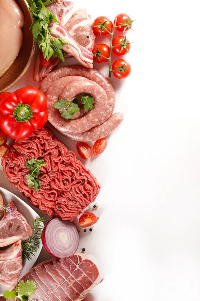 Assortiment Van Rauw Vlees Rundvlees Worst Kip Geïsoleerd Witte Achtergrond — Stockfoto