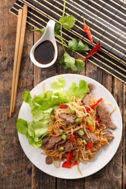 Biftek, sebze ve soya soslu kızarmış erişte.