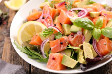 Somon fileto, avokado, soğan ve marullu salata.