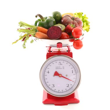 Meyve ve sebzeli ölçek mutfağı - beyaz arka planda izole edilmiş diyet gıda konsepti