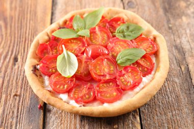 Peynirli domates ve fesleğenli kiş.