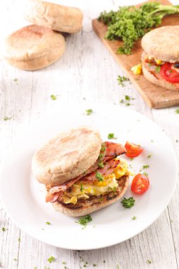 Pastırmalı kek, yumurta ve peynir.