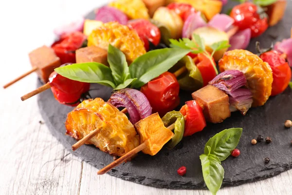 Gebratene Gemüsespieße Mit Mais Zwiebeln Tomaten Und Tofu — Stockfoto