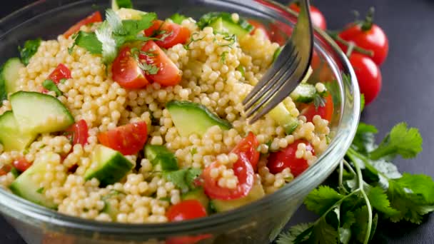 Vista Vicino Deliziosa Insalata Con Pomodori Cetrioli Bulgur — Video Stock