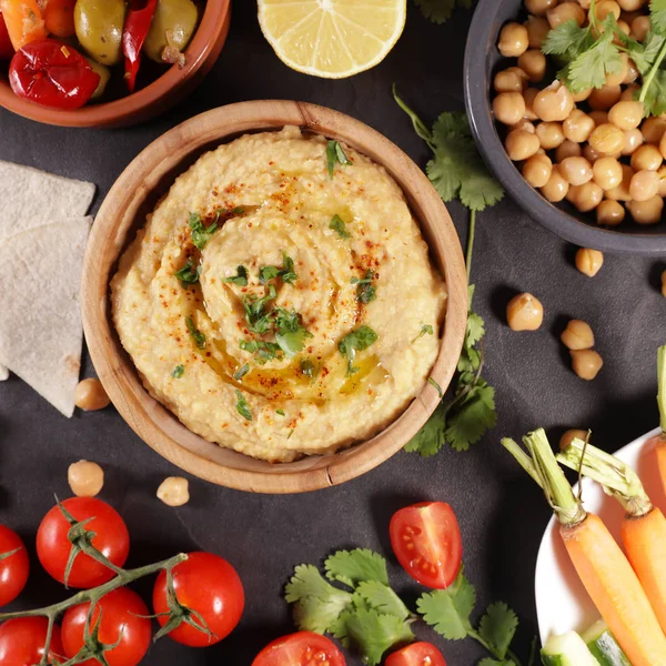 レバノン料理の品揃え フムスと野菜のディップ — ストック写真