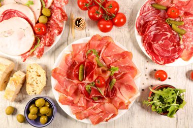 jambon, pastırma, salamlı ekmek ve zeytinli