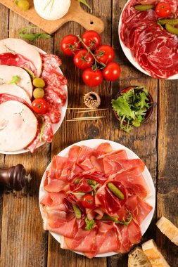 jambon, pastırma, salamlı ekmek ve zeytinli