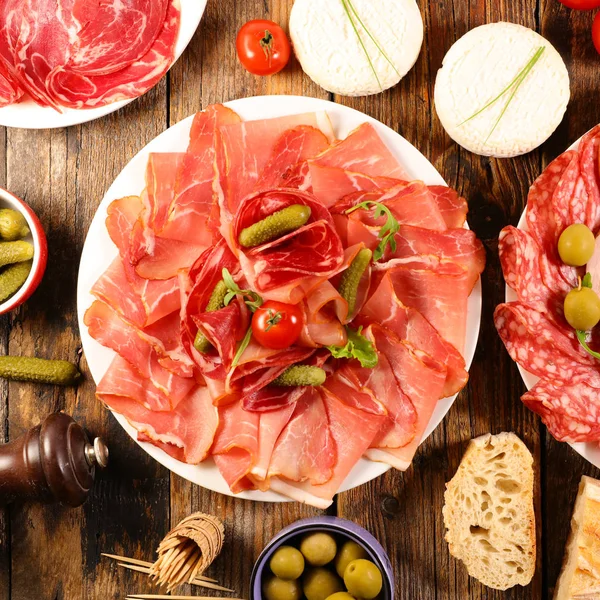 jambon, pastırma, salamlı ekmek ve zeytinli