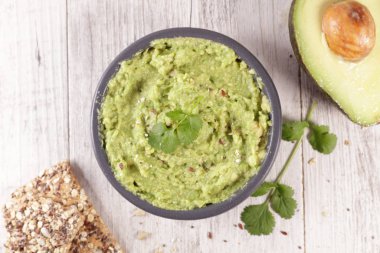 Ev yapımı avokado soslu ekmek.