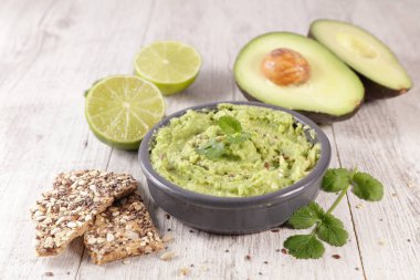 Ev yapımı avokado soslu ekmek.