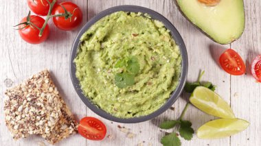Ekmek, domates ve limonlu ev yapımı guacamole.