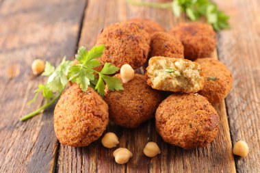 Ahşap kaplamalı kızarmış falafel.