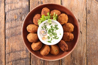 Soslu ve otlu falafel.