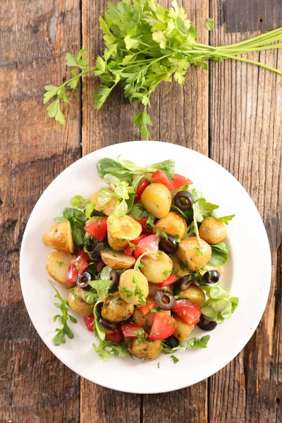 Roasted Potato Salad Tomato Olive Lettuce — Stock Photo, Image