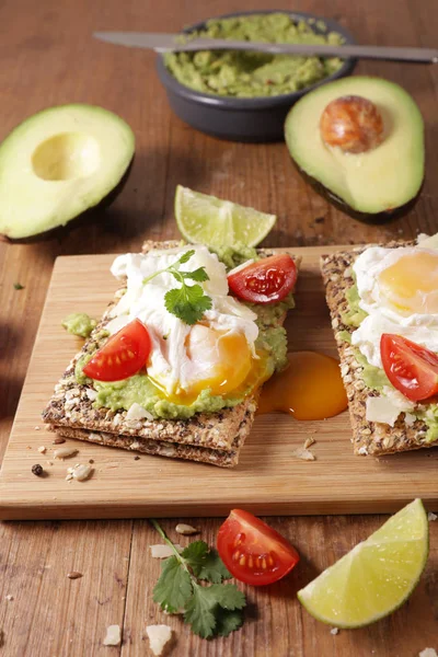 Rebanada Pan Con Aguacate Huevo Escalfado Tomate Queso Sobre Tabla —  Fotos de Stock