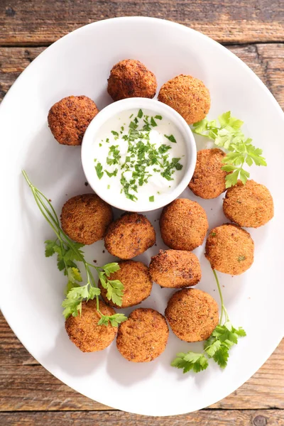 Soslu ve otlu falafel.