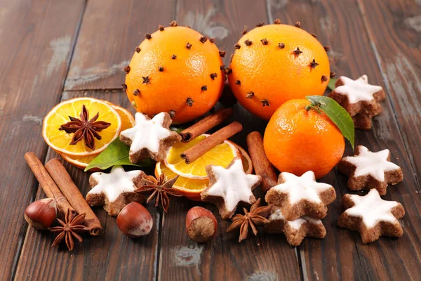 Apelsiner Och Kryddnejlikor Kryddor Och Pepparkakor — Stockfoto
