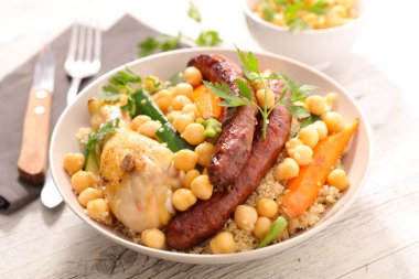 Merguez, tavuk ve sebzeli kuskus.