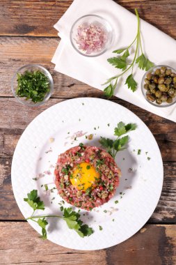 Biftek tartar, biftek ve yumurta sarısı.
