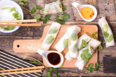 Vietnam usulü taze, soslu börek.