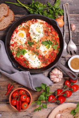 Domates, biber soslu, kızarmış yumurta ve baharatlı.