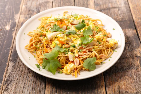 Fideos Fritos Con Huevo Frito Cacahuete Verduras Cilantro —  Fotos de Stock