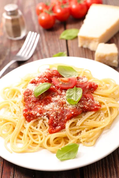 Špagety Rajčatovou Omáčkou Parmezánem Bazalkou — Stock fotografie