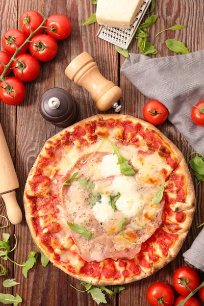 Pizza Com Molho Tomate Presunto Queijo — Fotografia de Stock