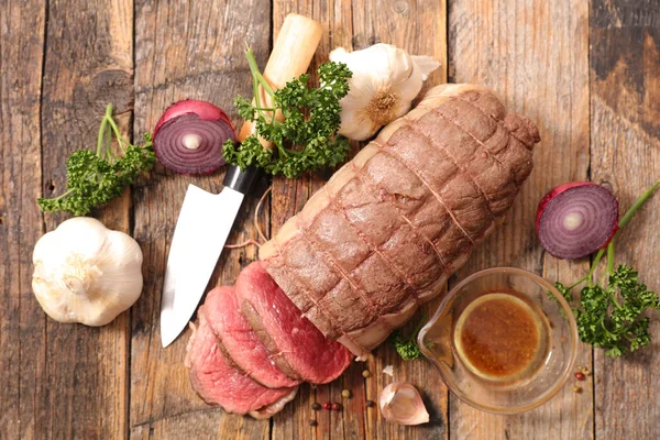 Carne Assada Fatiada Com Molho Especiarias — Fotografia de Stock