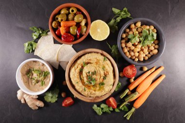 Humus, sos ve sebze, ekmek pitası, Lübnan yemeği.