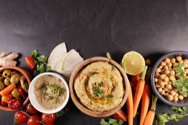Humus, sos ve sebze, ekmek pitası, Lübnan yemeği.