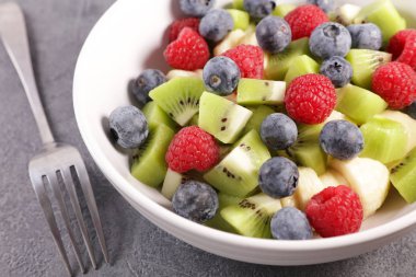 Bir kase karışık meyve salatası