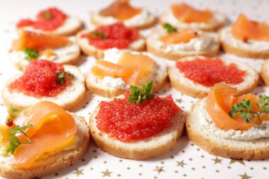 Açık büfe yemek, meze aperatifler, somon ve havyarlı kanepe.