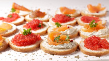 Açık büfe yemek, meze aperatifler, somon ve havyarlı kanepe.