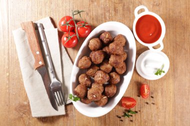 Domates soslu kızarmış köfte.