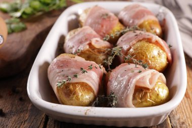 fırında patates, pastırma ve biberiye.