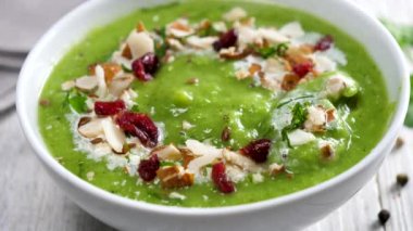 Fındıklı ve hindistan cevizli tatlı yeşil smoothie.