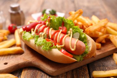 Sosisli ekmek, sosisli sandviç ve patates kızartması.