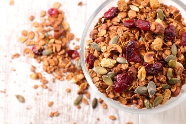 Cevizli granola, goji üzümü, tohum ve tahıl