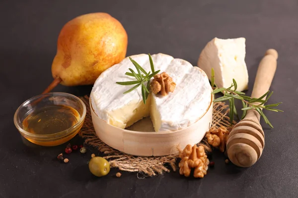 Camembert Mit Brot Walnüssen Und Honig — Stockfoto