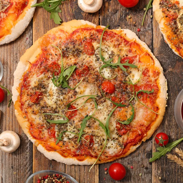 Pizza Com Molho Tomate Cogumelo Queijo — Fotografia de Stock