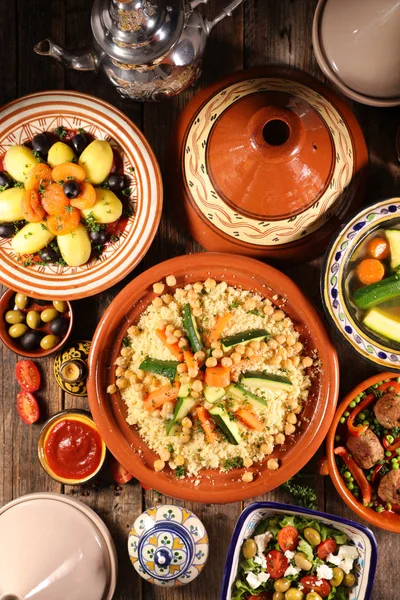 Assorteret Traditionel Moroccan Tajin Med Tørrede Frugter Krydderier - Stock-foto