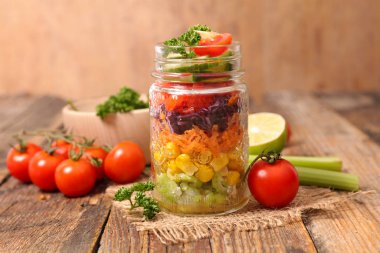 Taze sebze salatası, domates, salatalık, turp, havuç... sağlıklı öğle yemeği.