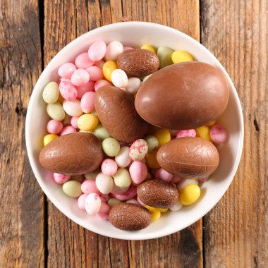 Paskalya yumurtası, şeker ve çikolata yumurtası.