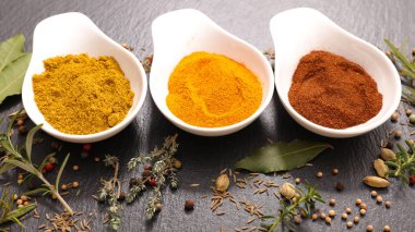 Tahtada çeşitli otlar ve baharatlar vardır.