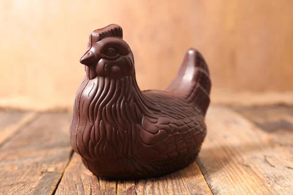 Шоколадная Пасхальная Курица Деревянном Фоне — стоковое фото