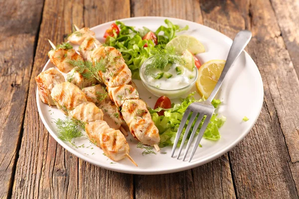 Gebratene Hühnerspieße Mit Salat Und Soße — Stockfoto